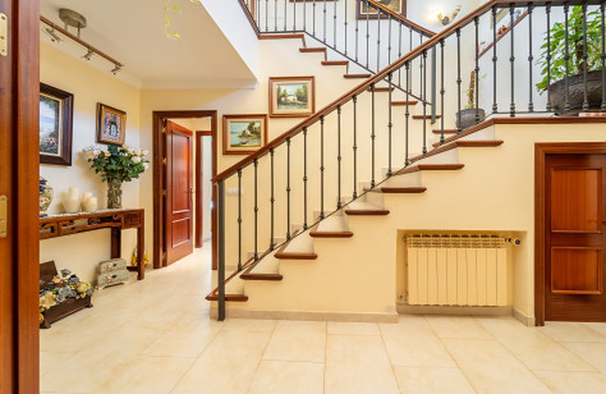 FOR SALE 🏡 Frontline Golf Semi-Detached Villa to Renovate with Pool – Aloha, Nueva Andalucía, Marbella 🇪🇸