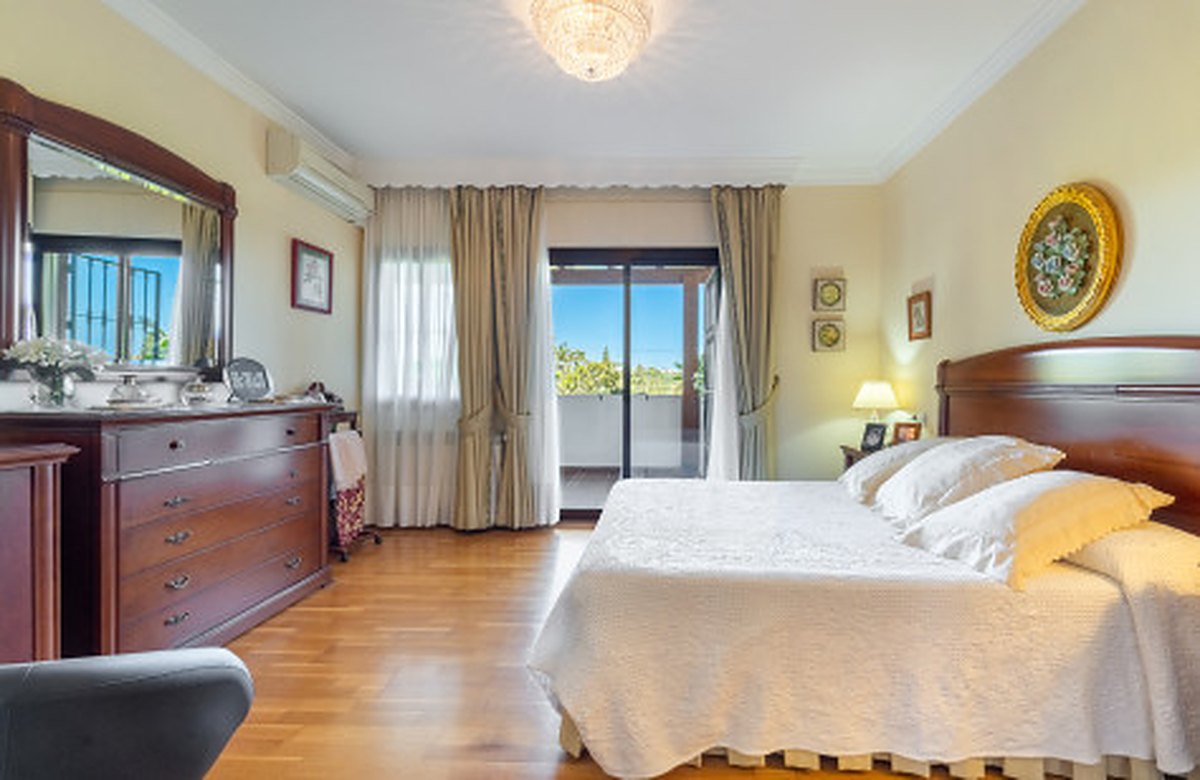 FOR SALE 🏡 Frontline Golf Semi-Detached Villa to Renovate with Pool – Aloha, Nueva Andalucía, Marbella 🇪🇸