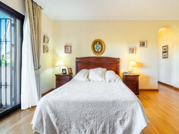 FOR SALE 🏡 Frontline Golf Semi-Detached Villa to Renovate with Pool – Aloha, Nueva Andalucía, Marbella 🇪🇸