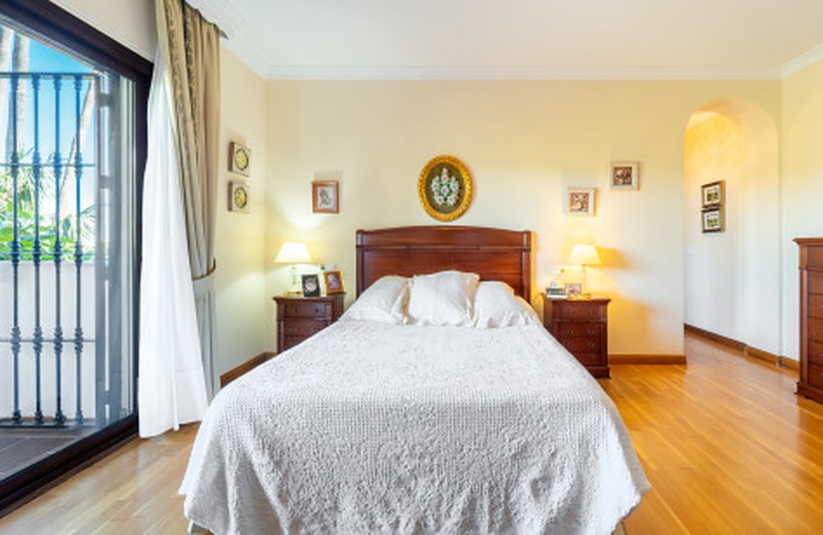 FOR SALE 🏡 Frontline Golf Semi-Detached Villa to Renovate with Pool – Aloha, Nueva Andalucía, Marbella 🇪🇸