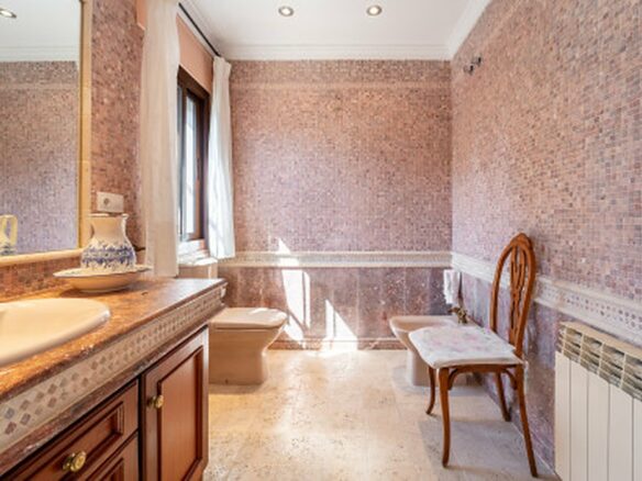FOR SALE 🏡 Frontline Golf Semi-Detached Villa to Renovate with Pool – Aloha, Nueva Andalucía, Marbella 🇪🇸