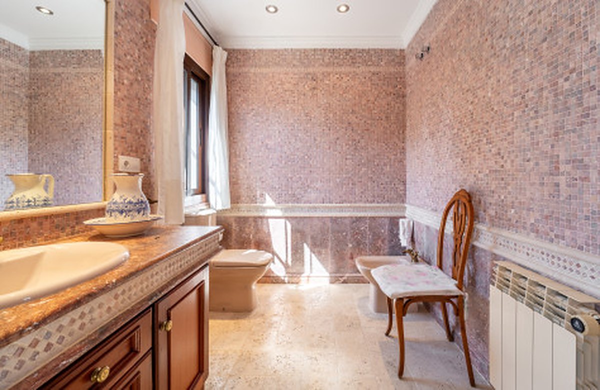 FOR SALE 🏡 Frontline Golf Semi-Detached Villa to Renovate with Pool – Aloha, Nueva Andalucía, Marbella 🇪🇸