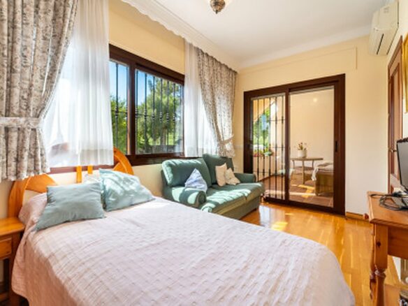 FOR SALE 🏡 Frontline Golf Semi-Detached Villa to Renovate with Pool – Aloha, Nueva Andalucía, Marbella 🇪🇸