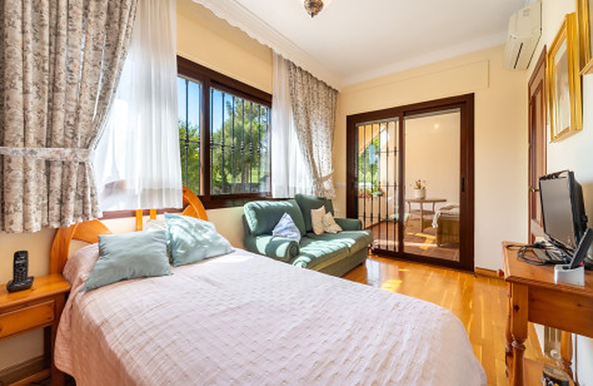 FOR SALE 🏡 Frontline Golf Semi-Detached Villa to Renovate with Pool – Aloha, Nueva Andalucía, Marbella 🇪🇸
