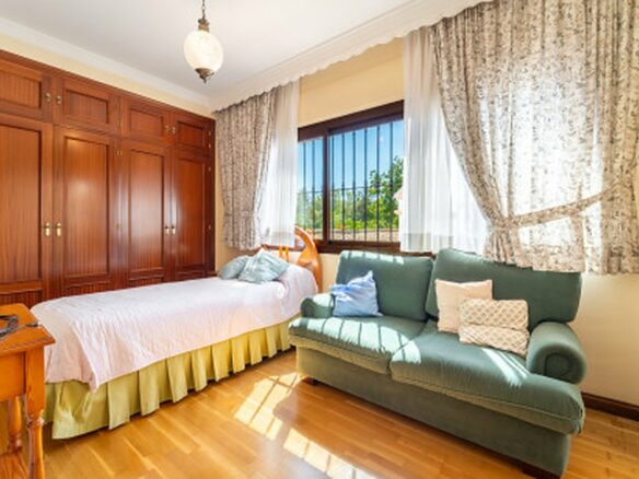 FOR SALE 🏡 Frontline Golf Semi-Detached Villa to Renovate with Pool – Aloha, Nueva Andalucía, Marbella 🇪🇸