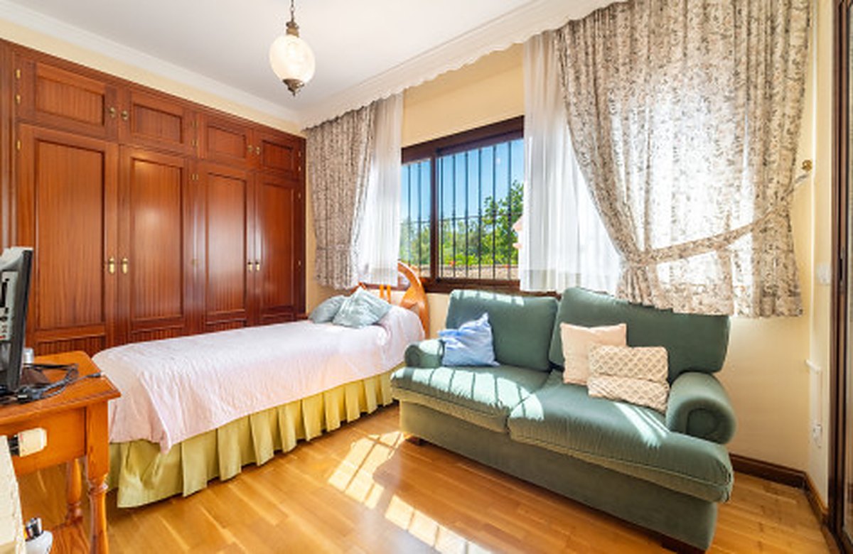 FOR SALE 🏡 Frontline Golf Semi-Detached Villa to Renovate with Pool – Aloha, Nueva Andalucía, Marbella 🇪🇸