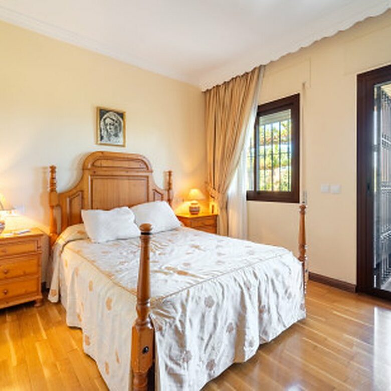 FOR SALE 🏡 Frontline Golf Semi-Detached Villa to Renovate with Pool – Aloha, Nueva Andalucía, Marbella 🇪🇸