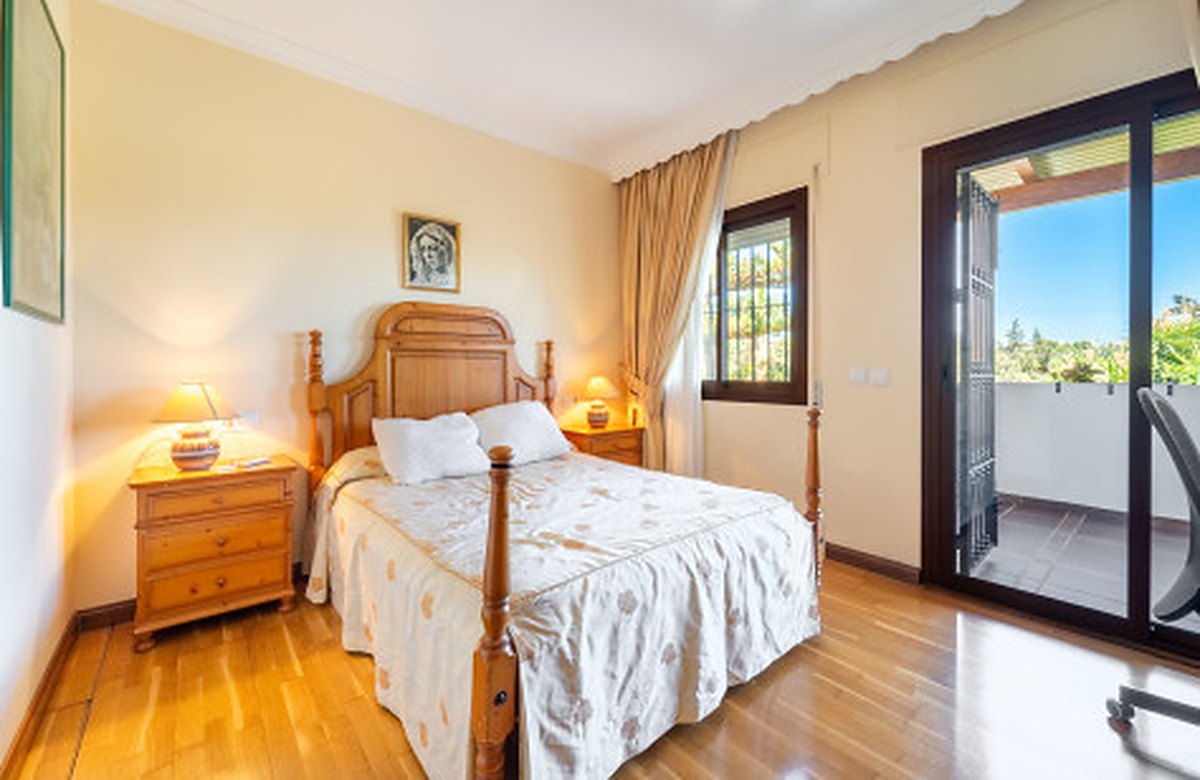 FOR SALE 🏡 Frontline Golf Semi-Detached Villa to Renovate with Pool – Aloha, Nueva Andalucía, Marbella 🇪🇸