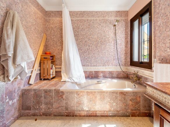 FOR SALE 🏡 Frontline Golf Semi-Detached Villa to Renovate with Pool – Aloha, Nueva Andalucía, Marbella 🇪🇸