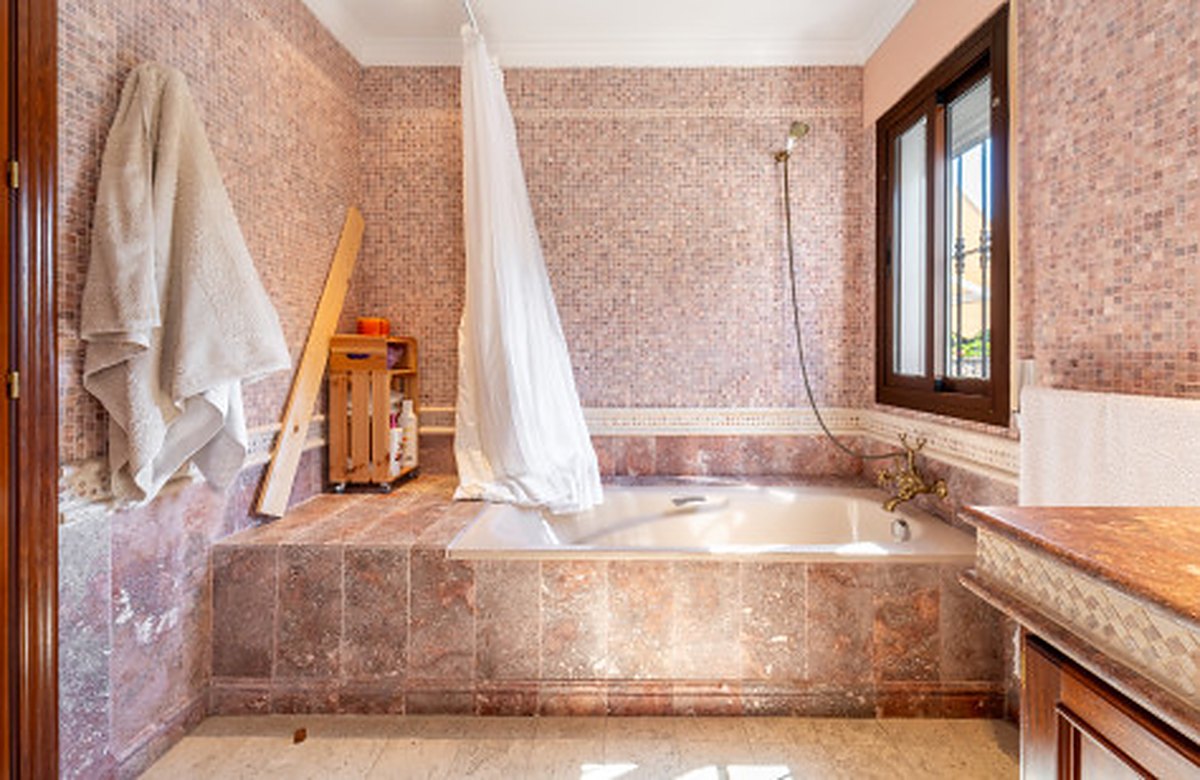 FOR SALE 🏡 Frontline Golf Semi-Detached Villa to Renovate with Pool – Aloha, Nueva Andalucía, Marbella 🇪🇸