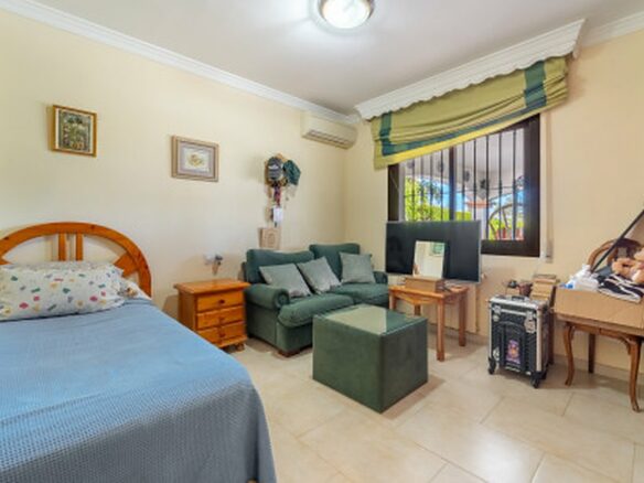 FOR SALE 🏡 Frontline Golf Semi-Detached Villa to Renovate with Pool – Aloha, Nueva Andalucía, Marbella 🇪🇸