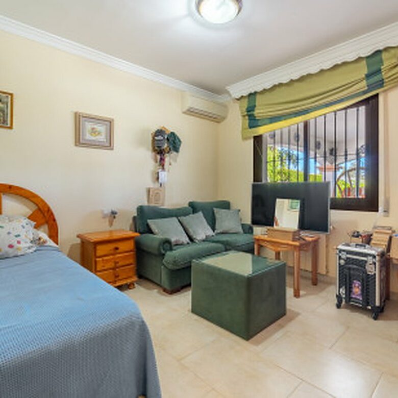 FOR SALE 🏡 Frontline Golf Semi-Detached Villa to Renovate with Pool – Aloha, Nueva Andalucía, Marbella 🇪🇸
