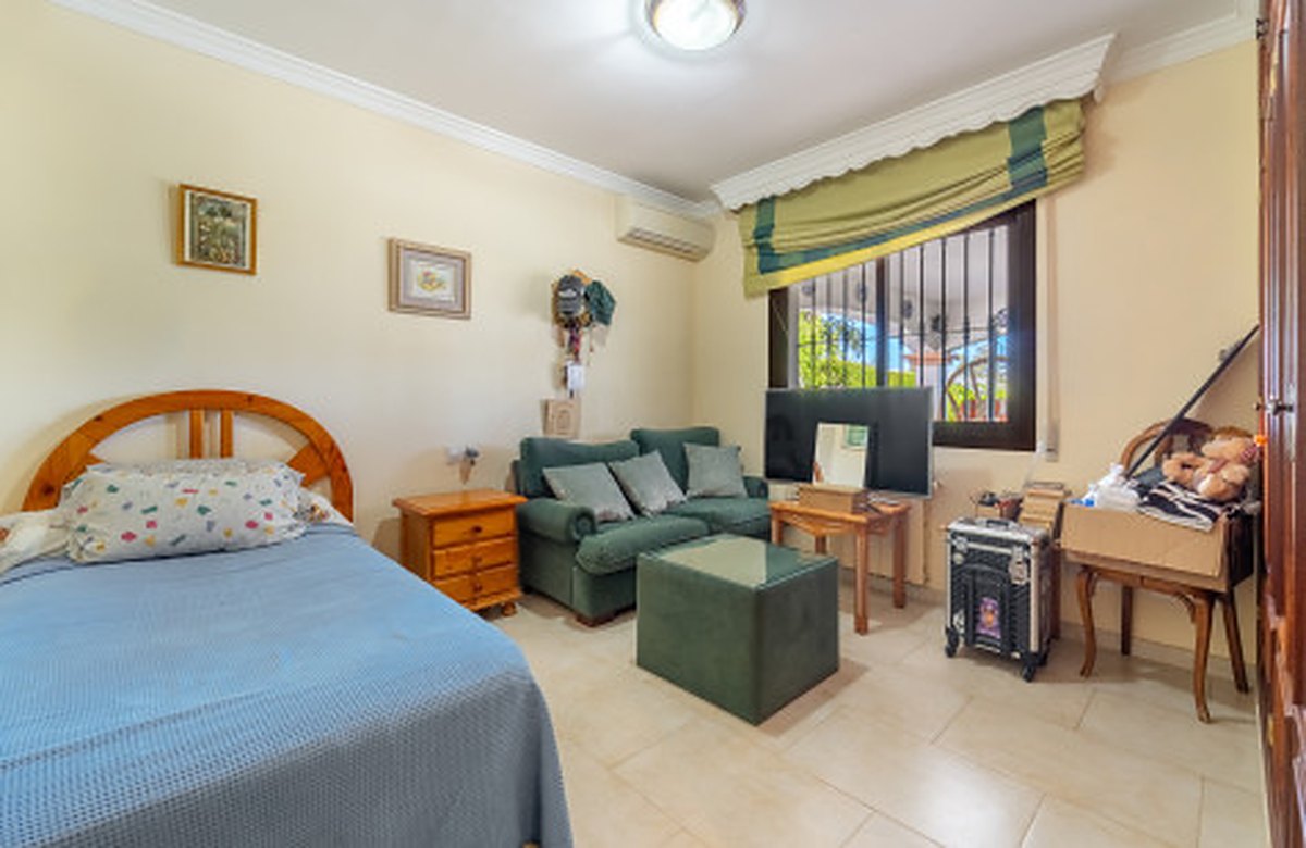 FOR SALE 🏡 Frontline Golf Semi-Detached Villa to Renovate with Pool – Aloha, Nueva Andalucía, Marbella 🇪🇸
