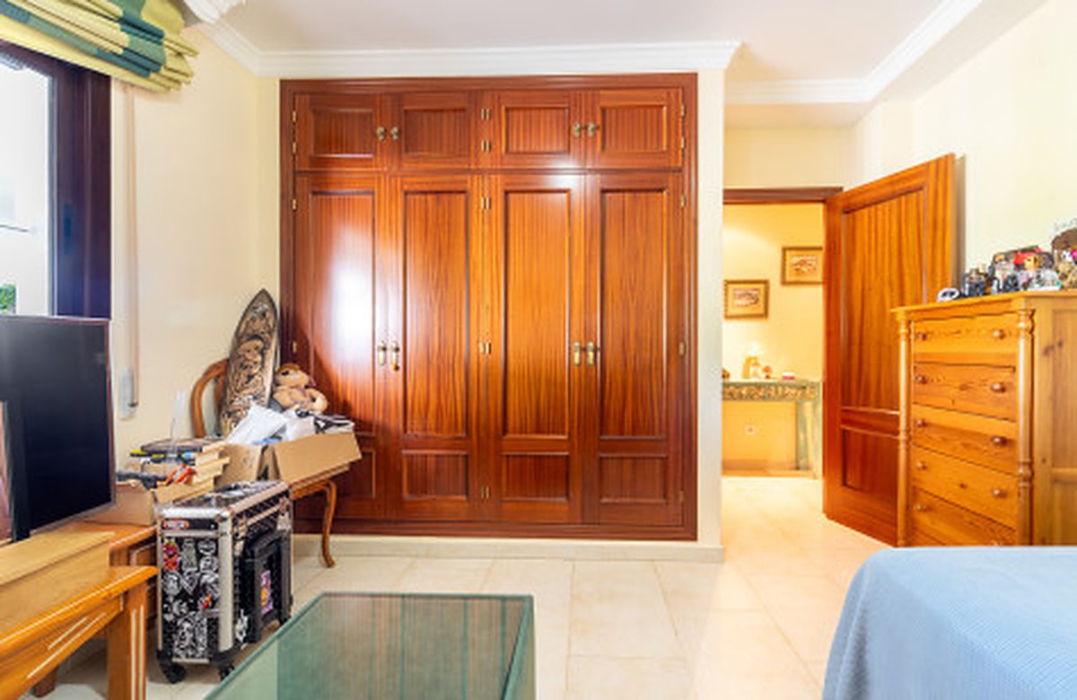 FOR SALE 🏡 Frontline Golf Semi-Detached Villa to Renovate with Pool – Aloha, Nueva Andalucía, Marbella 🇪🇸