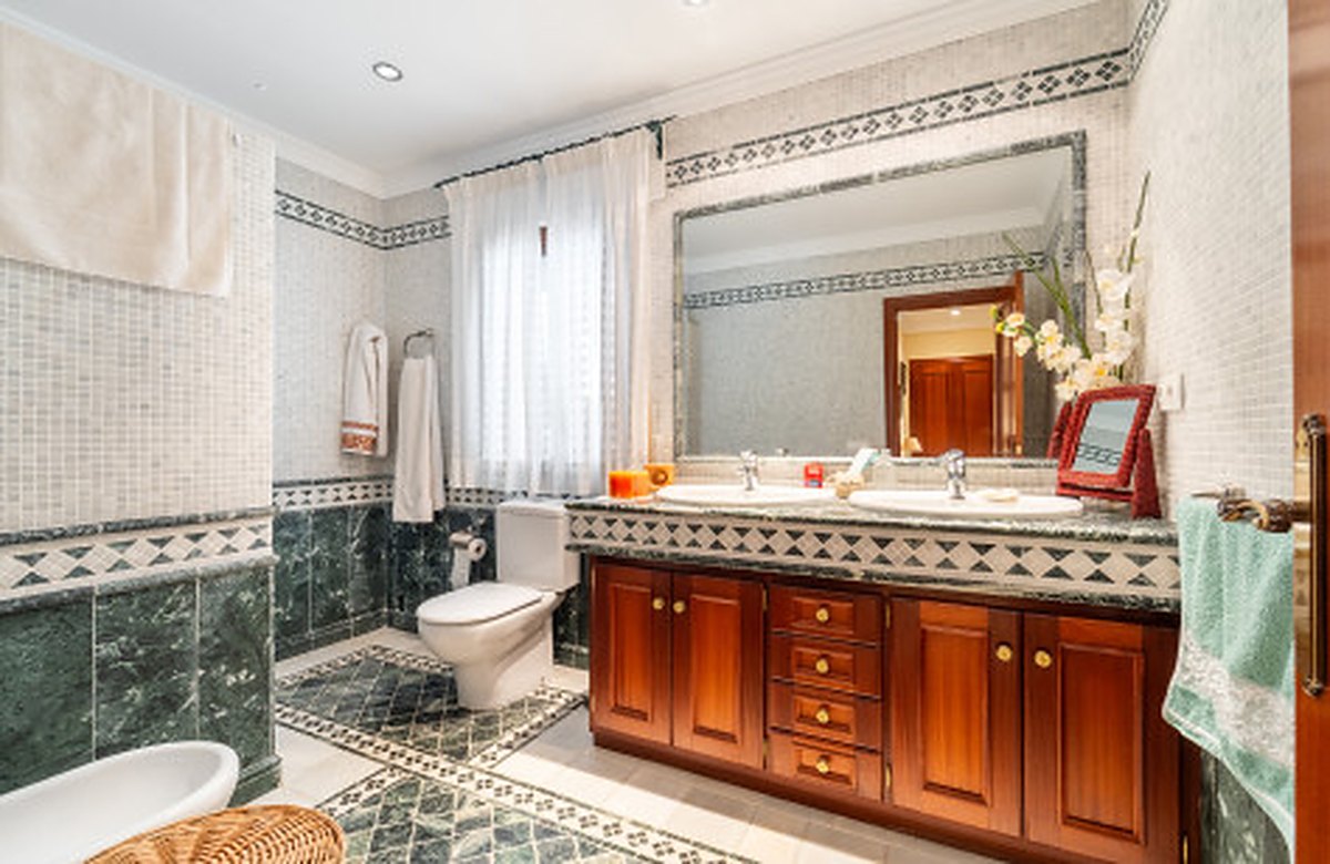 FOR SALE 🏡 Frontline Golf Semi-Detached Villa to Renovate with Pool – Aloha, Nueva Andalucía, Marbella 🇪🇸