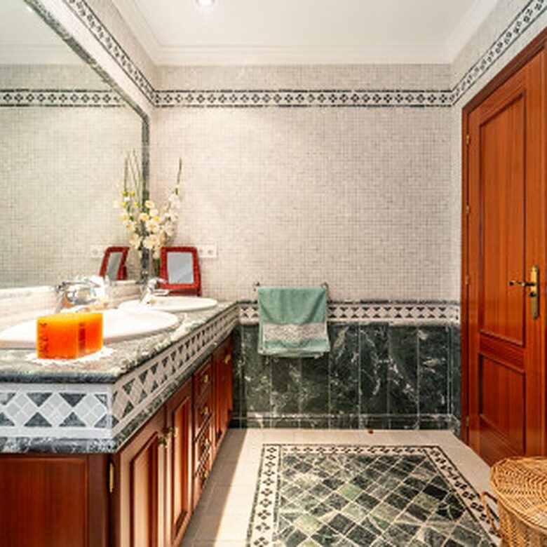 FOR SALE 🏡 Frontline Golf Semi-Detached Villa to Renovate with Pool – Aloha, Nueva Andalucía, Marbella 🇪🇸