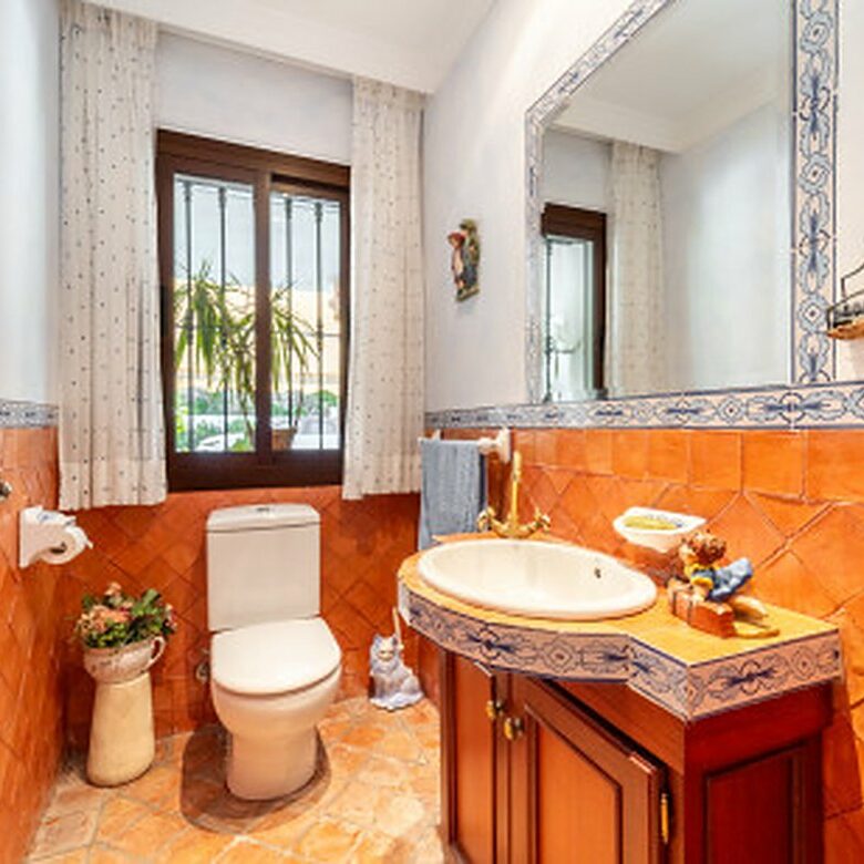 FOR SALE 🏡 Frontline Golf Semi-Detached Villa to Renovate with Pool – Aloha, Nueva Andalucía, Marbella 🇪🇸