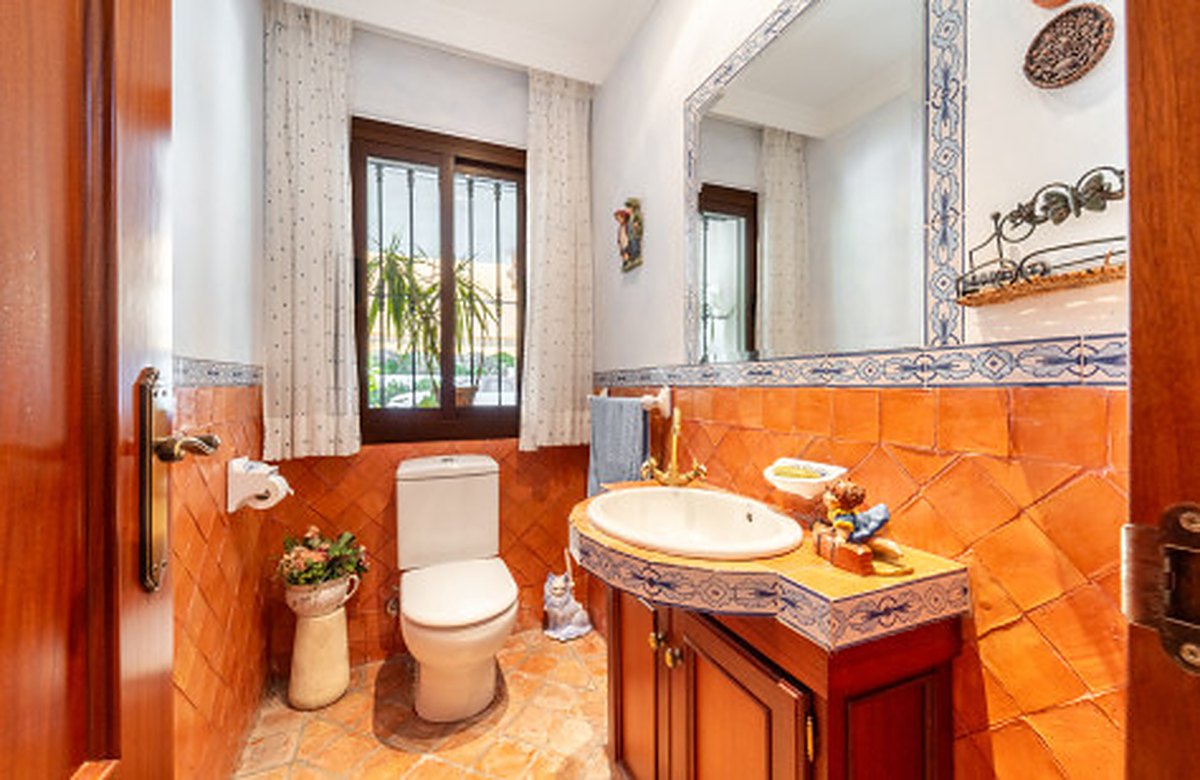 FOR SALE 🏡 Frontline Golf Semi-Detached Villa to Renovate with Pool – Aloha, Nueva Andalucía, Marbella 🇪🇸