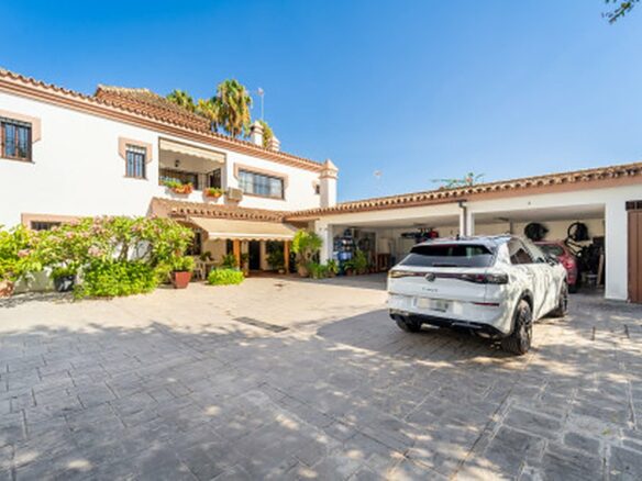 FOR SALE 🏡 Frontline Golf Semi-Detached Villa to Renovate with Pool – Aloha, Nueva Andalucía, Marbella 🇪🇸