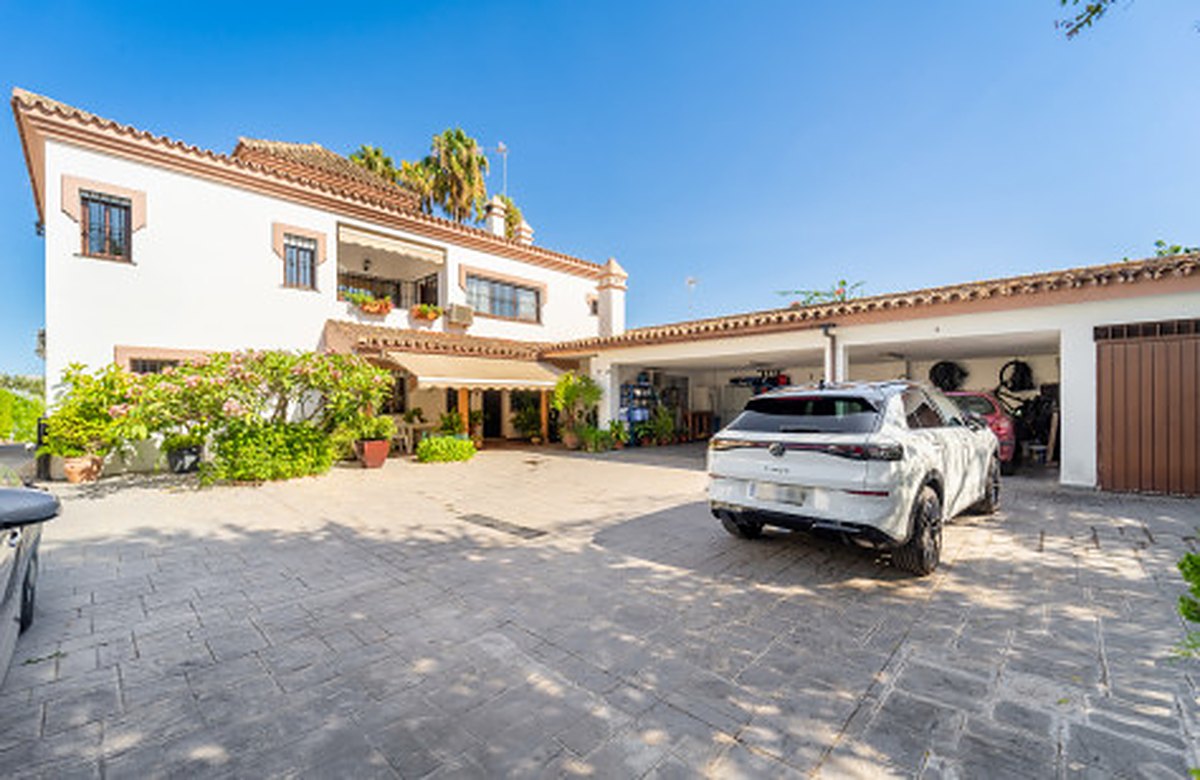 FOR SALE 🏡 Frontline Golf Semi-Detached Villa to Renovate with Pool – Aloha, Nueva Andalucía, Marbella 🇪🇸