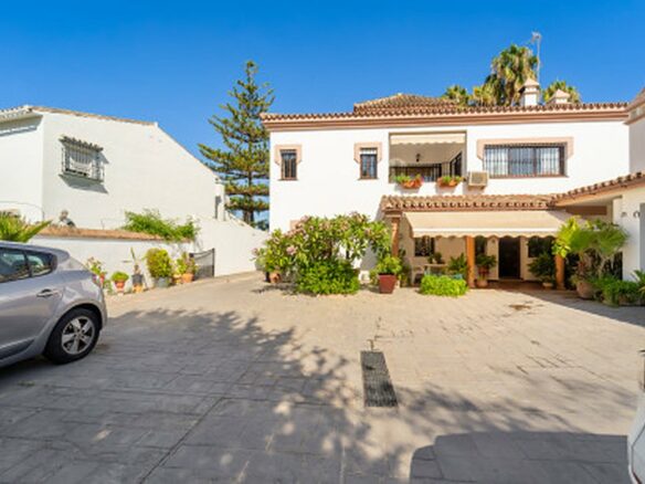 FOR SALE 🏡 Frontline Golf Semi-Detached Villa to Renovate with Pool – Aloha, Nueva Andalucía, Marbella 🇪🇸