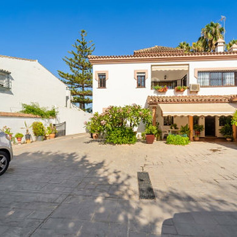 FOR SALE 🏡 Frontline Golf Semi-Detached Villa to Renovate with Pool – Aloha, Nueva Andalucía, Marbella 🇪🇸