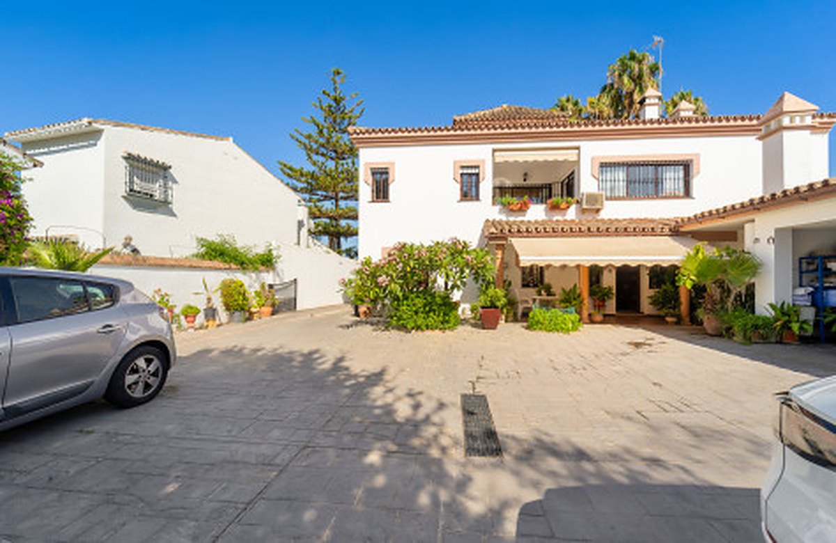 FOR SALE 🏡 Frontline Golf Semi-Detached Villa to Renovate with Pool – Aloha, Nueva Andalucía, Marbella 🇪🇸