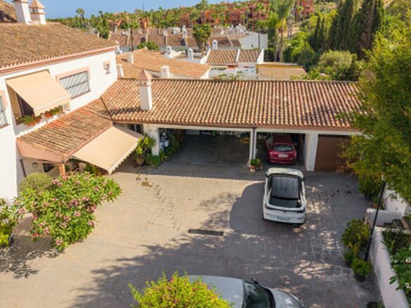 FOR SALE 🏡 Frontline Golf Semi-Detached Villa to Renovate with Pool – Aloha, Nueva Andalucía, Marbella 🇪🇸