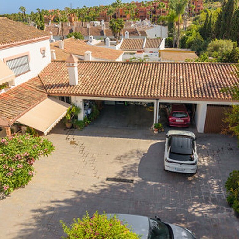 FOR SALE 🏡 Frontline Golf Semi-Detached Villa to Renovate with Pool – Aloha, Nueva Andalucía, Marbella 🇪🇸