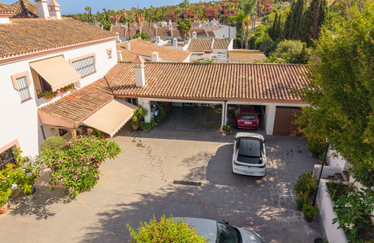 FOR SALE 🏡 Frontline Golf Semi-Detached Villa to Renovate with Pool – Aloha, Nueva Andalucía, Marbella 🇪🇸