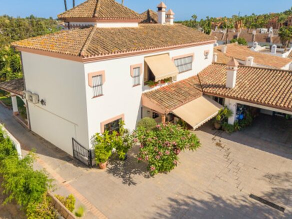 FOR SALE 🏡 Frontline Golf Semi-Detached Villa to Renovate with Pool – Aloha, Nueva Andalucía, Marbella 🇪🇸