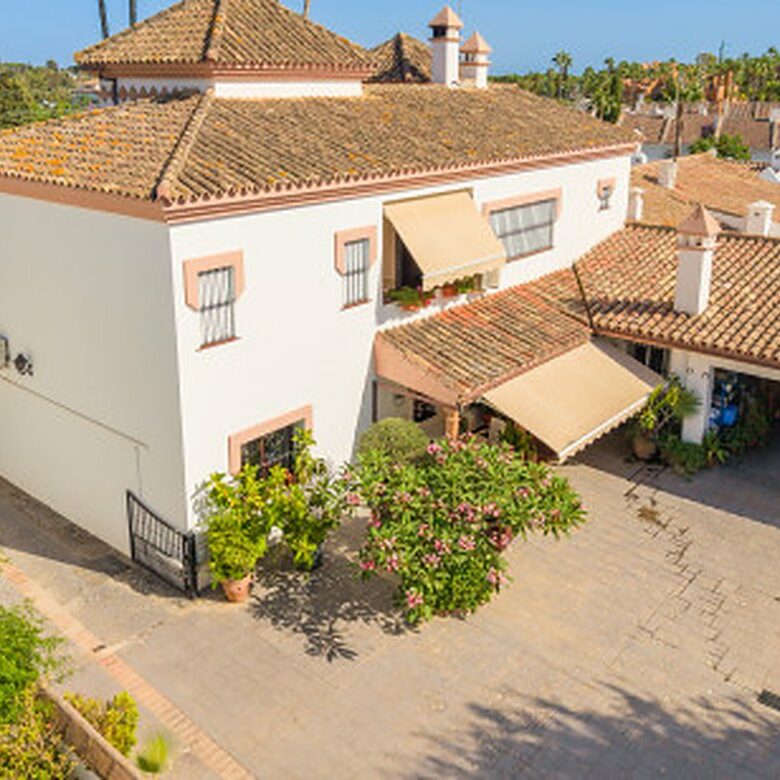 FOR SALE 🏡 Frontline Golf Semi-Detached Villa to Renovate with Pool – Aloha, Nueva Andalucía, Marbella 🇪🇸