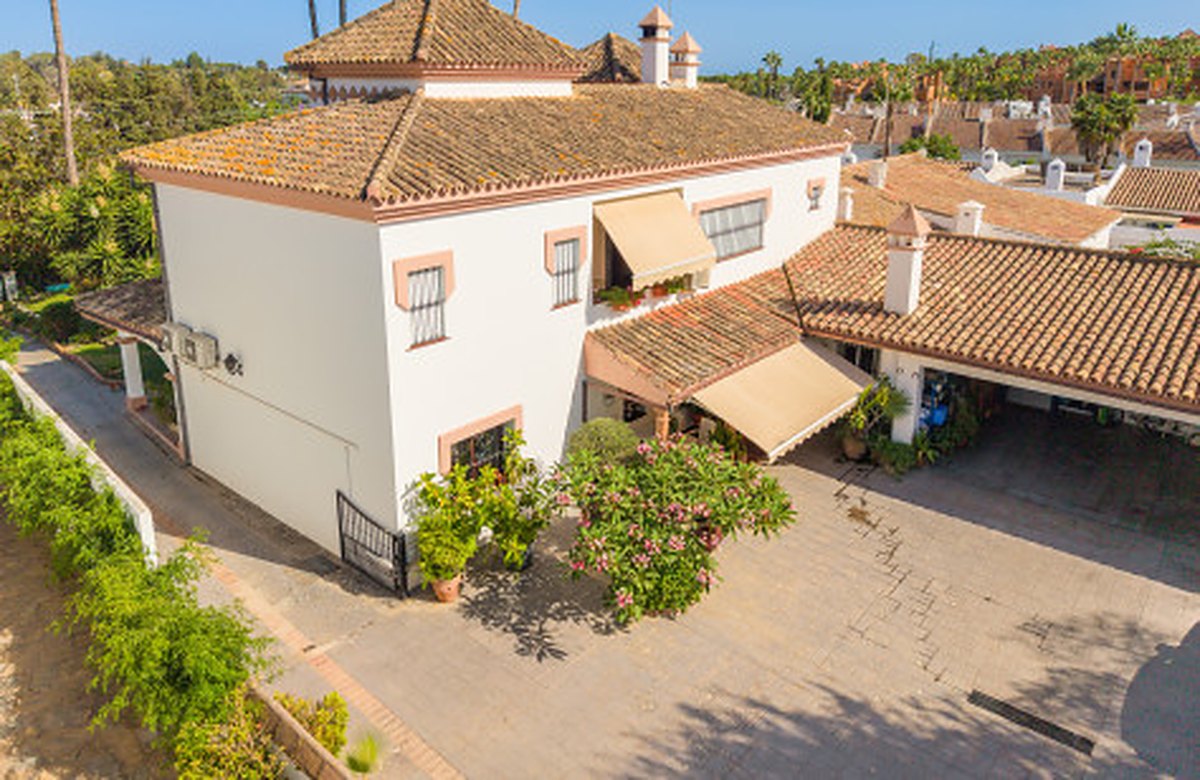 FOR SALE 🏡 Frontline Golf Semi-Detached Villa to Renovate with Pool – Aloha, Nueva Andalucía, Marbella 🇪🇸