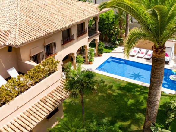 FOR SALE 🏡 Traditional Andalusian Villa with Glazed Central Courtyard Steps from the Beach – Los Monteros, Marbella East, Marbella 🇪🇸
