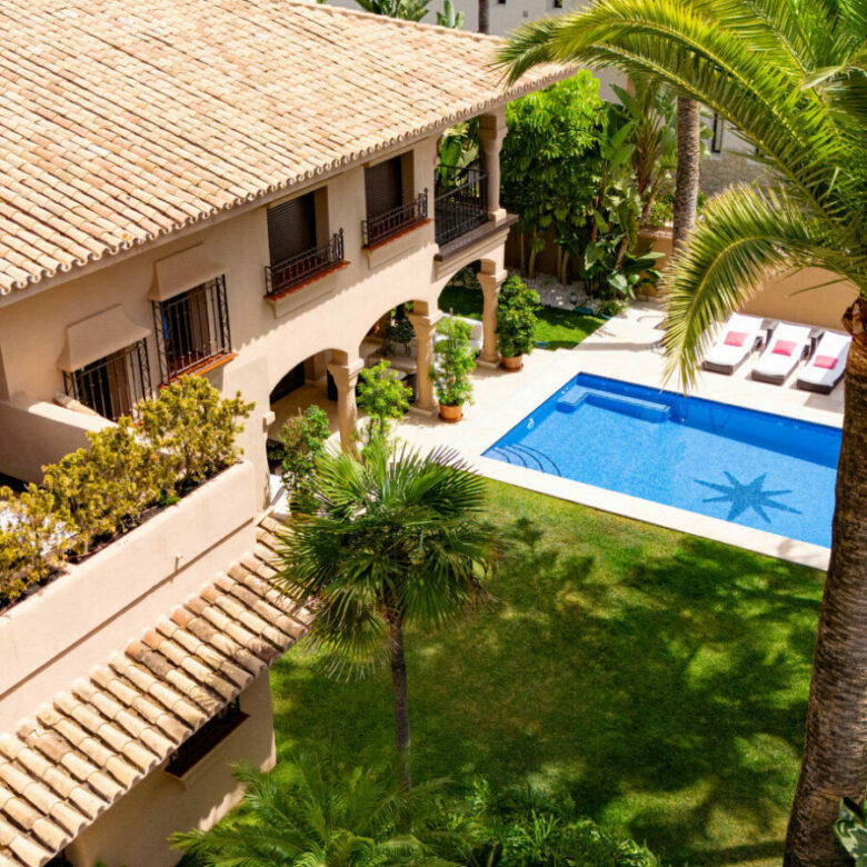 FOR SALE 🏡 Traditional Andalusian Villa with Glazed Central Courtyard Steps from the Beach – Los Monteros, Marbella East, Marbella 🇪🇸