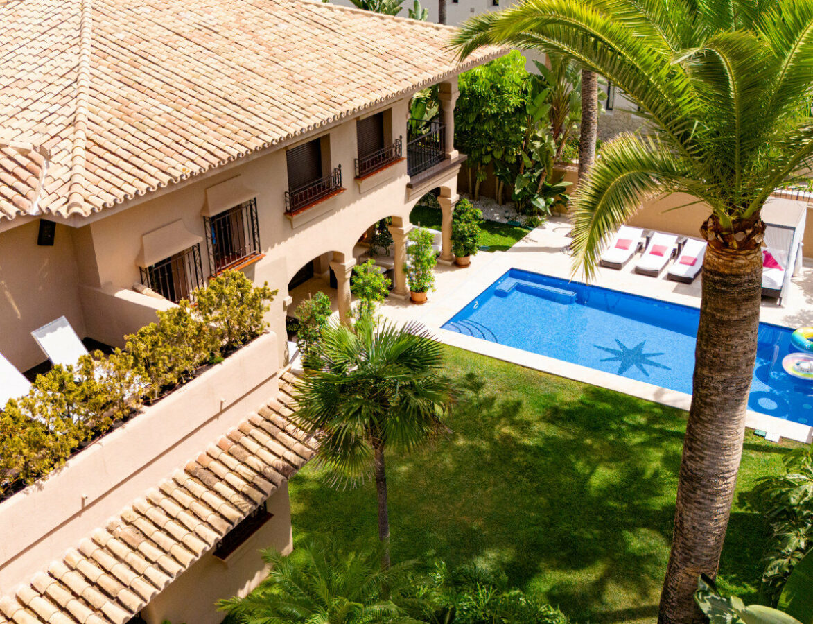 FOR SALE 🏡 Traditional Andalusian Villa with Glazed Central Courtyard Steps from the Beach – Los Monteros, Marbella East, Marbella 🇪🇸