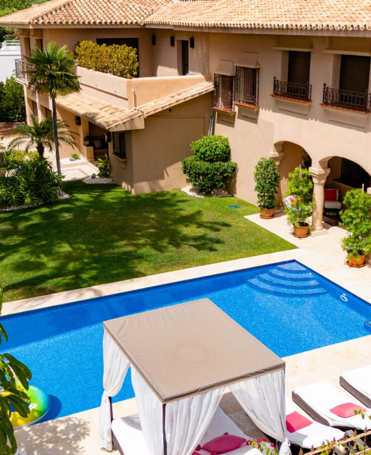 FOR SALE 🏡 Traditional Andalusian Villa with Glazed Central Courtyard Steps from the Beach – Los Monteros, Marbella East, Marbella 🇪🇸