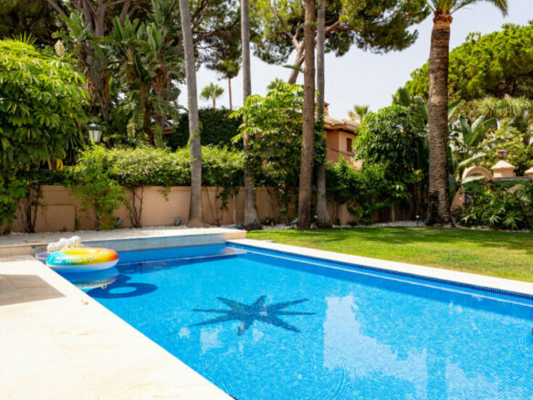 FOR SALE 🏡 Traditional Andalusian Villa with Glazed Central Courtyard Steps from the Beach – Los Monteros, Marbella East, Marbella 🇪🇸