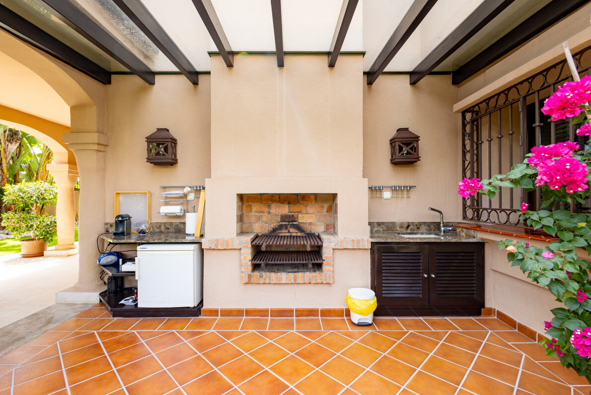 FOR SALE 🏡 Traditional Andalusian Villa with Glazed Central Courtyard Steps from the Beach – Los Monteros, Marbella East, Marbella 🇪🇸