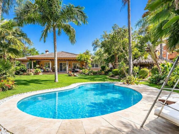 Andalusian villa to renovate in Atalaya de Rio Verde, Nueva Andalucia, Marbella