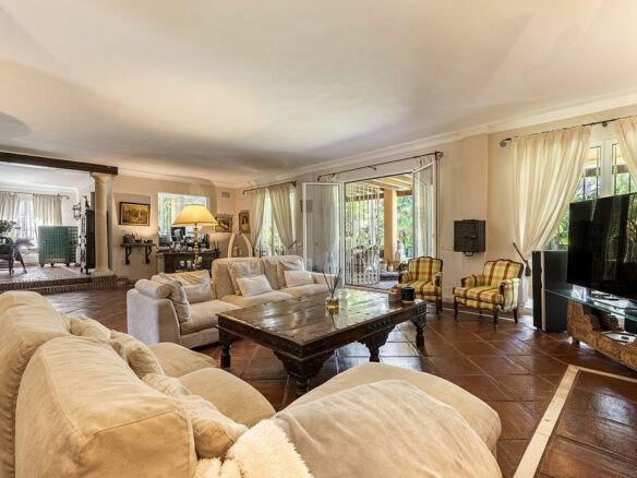 Andalusian villa to renovate in Atalaya de Rio Verde, Nueva Andalucia, Marbella