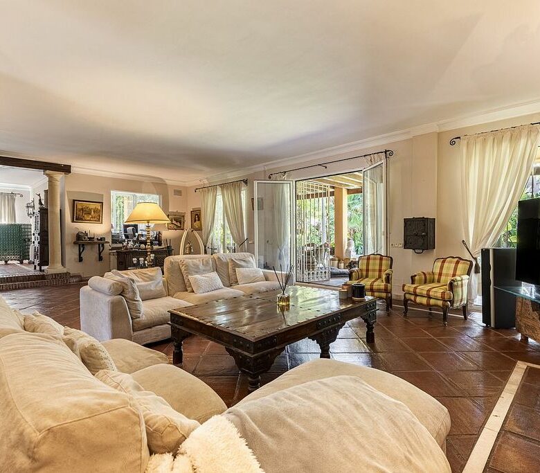 Andalusian villa to renovate in Atalaya de Rio Verde, Nueva Andalucia, Marbella