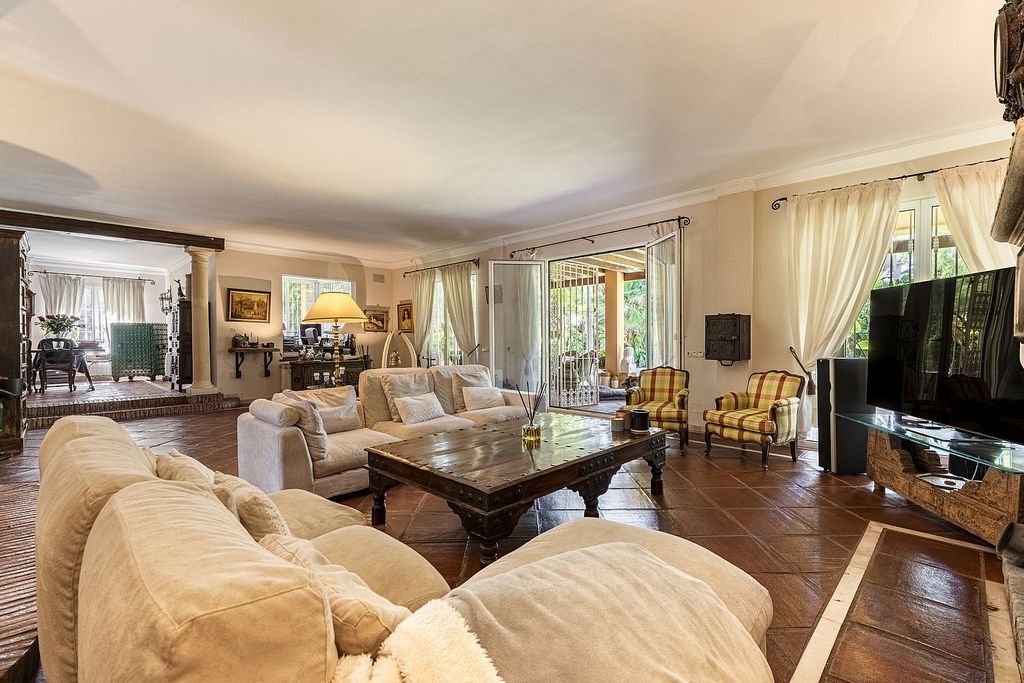Andalusian villa to renovate in Atalaya de Rio Verde, Nueva Andalucia, Marbella