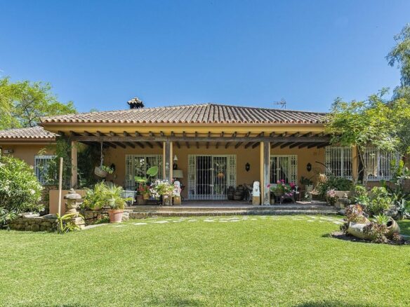 Andalusian villa to renovate in Atalaya de Rio Verde, Nueva Andalucia, Marbella