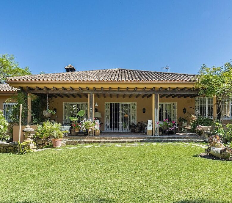 Andalusian villa to renovate in Atalaya de Rio Verde, Nueva Andalucia, Marbella