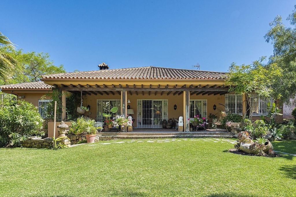 Andalusian villa to renovate in Atalaya de Rio Verde, Nueva Andalucia, Marbella