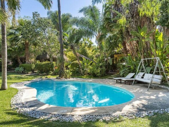 Andalusian villa to renovate in Atalaya de Rio Verde, Nueva Andalucia, Marbella