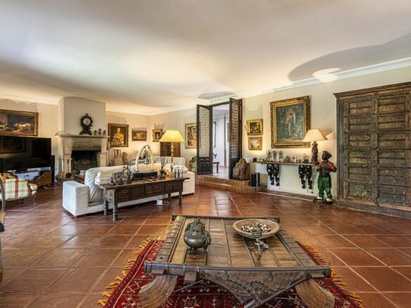 Andalusian villa to renovate in Atalaya de Rio Verde, Nueva Andalucia, Marbella