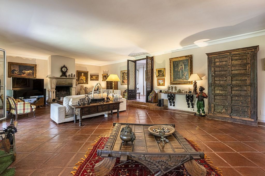 Andalusian villa to renovate in Atalaya de Rio Verde, Nueva Andalucia, Marbella