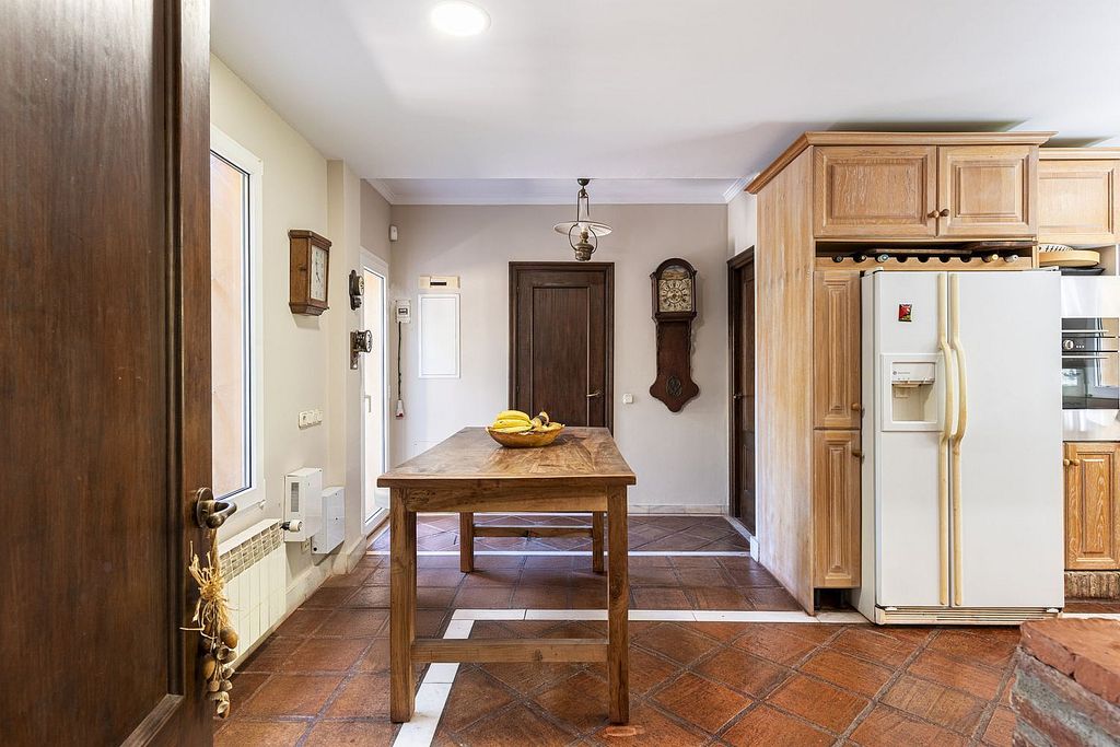 Andalusian villa to renovate in Atalaya de Rio Verde, Nueva Andalucia, Marbella